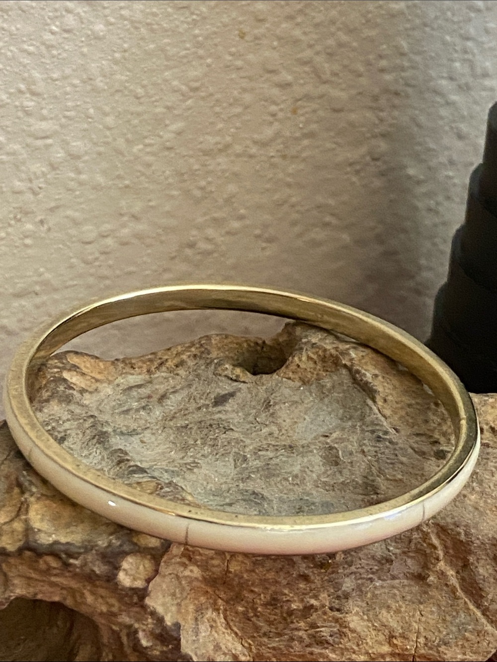 Vintage 70s Bone & Polished Brass Thin Bangle Bracelet - Picture 1 of 7